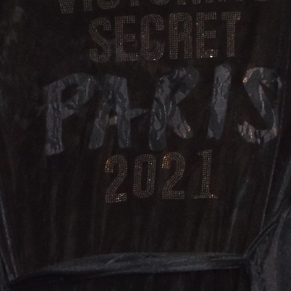 Sexy 🔥 Victoria Secret Parris 2021 Silk SILVER STUDDED Robe - Picture 3 of 3